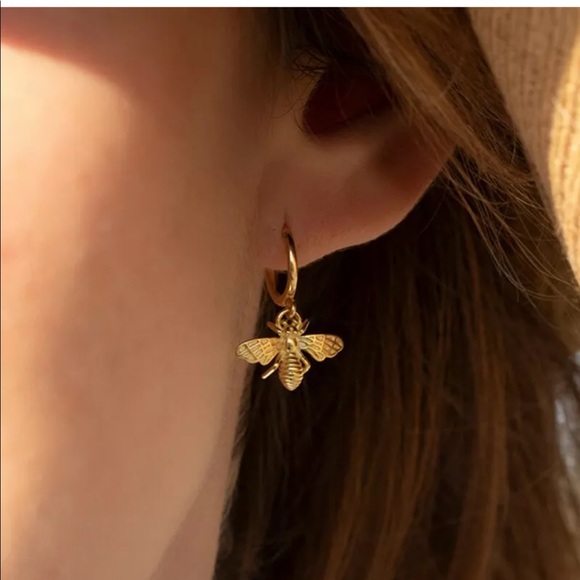 🆕Cute bee gold studs for women - Picture 3 of 5
